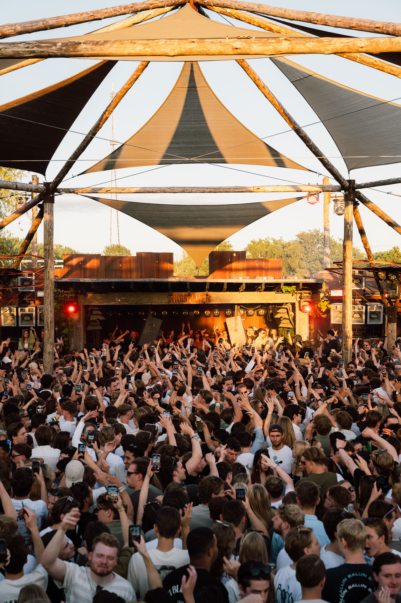 Overzichtsfoto van dansende mensen tijdens de show van Dj Chris Stussy op Thuishaven in Amsterdam ZWTSR Fotografie