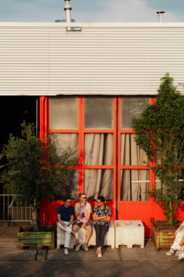 3 mannen zitten op betonnen blokken bij de club Lofi in Amsterdam ZWTSR Fotografie