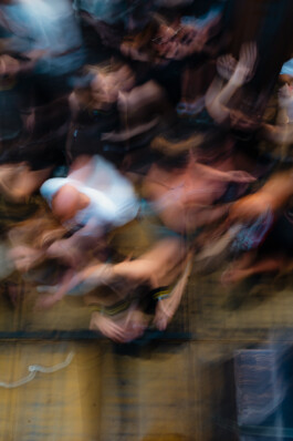 Dansende menigte op de dansvloer bij Lofi, Amsterdam ZWTSR Fotografie