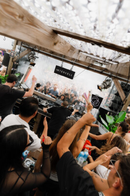 Overzichtsfoto van dansende mensen tijdens de show van Dj Zisko bij Intercell in Amsterdam ZWTSR Fotografie