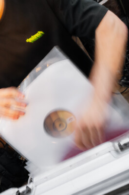 Dj Slin zoekt uit zijn Vinyl collectie tijdens zijn show bij Intercell in Amsterdam ZWTSR Fotografie