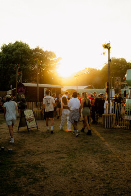 Sfeerfoto met zonsondergang en lopende mensen tijdens Het Nest Festival in het Goffertpark in Nijmegen ZWTSR Fotografie