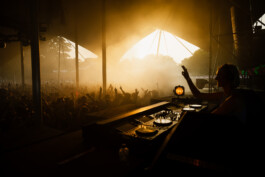 Overzichtsfoto van Eva Vrijdag en dansende mensen met zonlicht tijdens Het Nest Festival in het Goffertpark in Nijmegen ZWTSR Fotografie