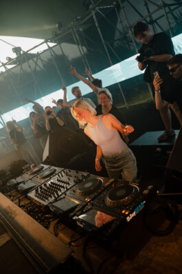 Dj Eva Vrijdag tijdens Het Nest Festival in het Goffertpark in Nijmegen ZWTSR Fotografie