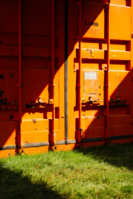 Detailfoto van containers met zonlicht tijdens Het Nest Festival in het Goffertpark in Nijmegen ZWTSR Fotografie