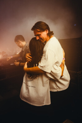 Dj's Stranger en Daria Kolosova na hun show op het Herfstdrift Festival op het NYMA-terrein in Nijmegen ZWTSR Fotografie