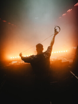 Dj Dax-J tijdens zijn show op het Herfstdrift Festival op het NYMA-terrein in Nijmegen ZWTSR Fotografie