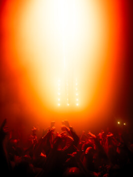 Dansende mensen tijdens het Herfstdrift Festival op het NYMA-terrein in Nijmegen ZWTSR Fotografie