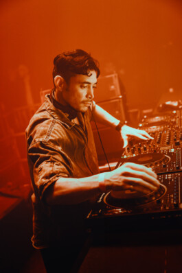 Dj Dax-J tijdens zijn show op het Herfstdrift Festival op het NYMA-terrein in Nijmegen ZWTSR Fotografie