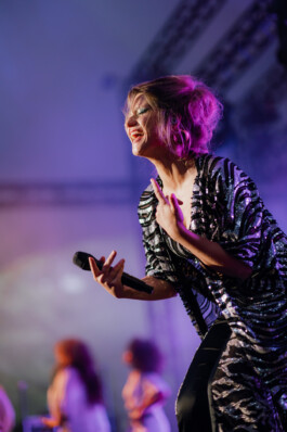 Selah Sue tijdens een optreden in het Openluchttheater de Goffert in Nijmegen ZWTSR Fotografie