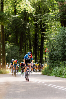 Wielrensters rijden in het peloton tijdens het NK Wielrennen in Arnhem ZWTSR Fotografie