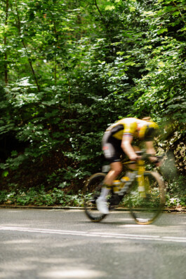 Wielrensters rijden in het peloton tijdens het NK Wielrennen in Arnhem ZWTSR Fotografie