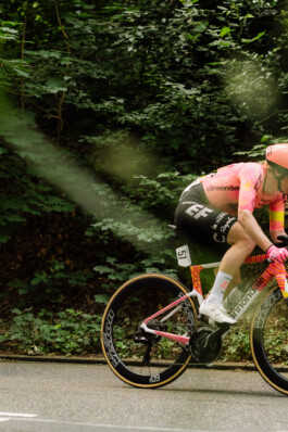 Wielrensters rijden in het peloton tijdens het NK Wielrennen in Arnhem ZWTSR Fotografie