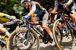 Wielrensters rijden in het peloton tijdens het NK Wielrennen in Arnhem ZWTSR Fotografie