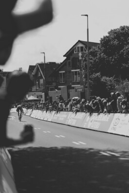 Wielrenner sprint over de finishlijn tijdens het NK Wielrennen in Arnhem ZWTSR Fotografie