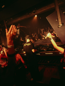 Dj Job Jobse tijdens zijn show op 1 januari 2025 op Thuishaven in Amsterdam ZWTSR Fotografie